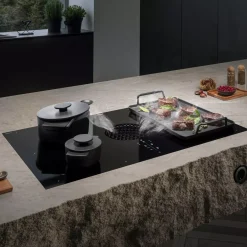 Flächeninduktions-Kochfeld mit integriertem Kochfeldabzug - Umluft, glänzende Glaskeramik PUXU2