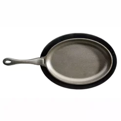 Gusseisenpfanne mit Kunststoffuntersetzer Pfanne