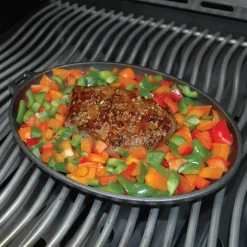 Gusseisenpfanne mit Kunststoffuntersetzer Pfanne